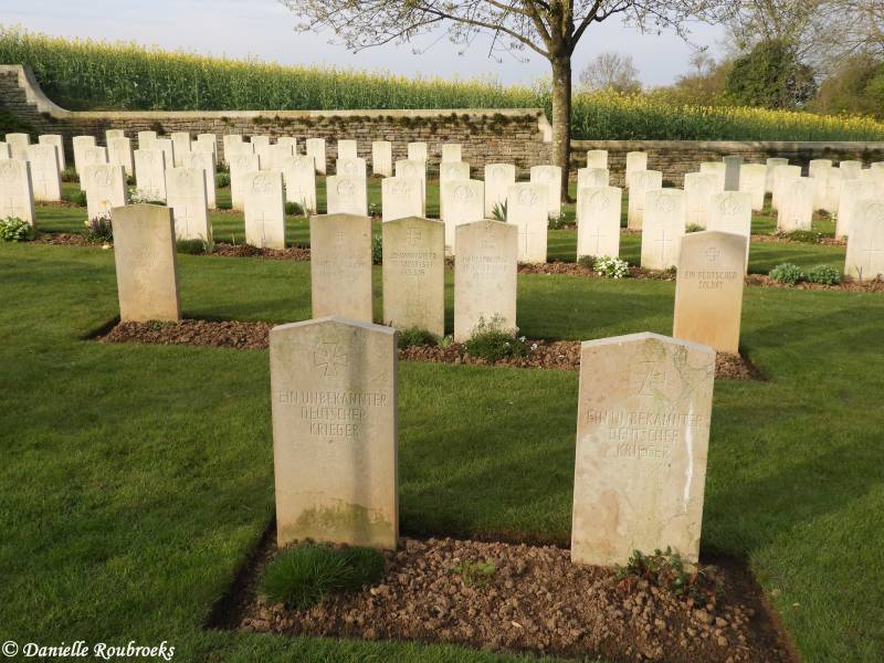 10CroisillesRailwayCemeterydi16apr19.jpg
