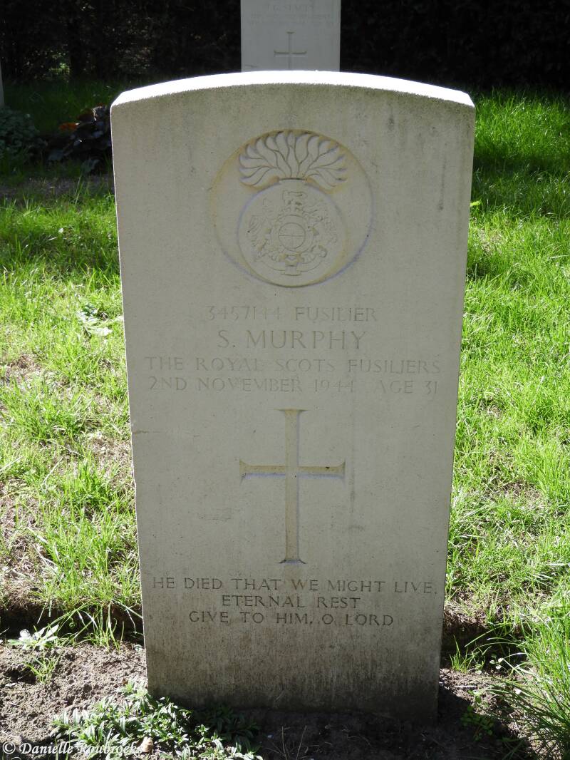 10MaarhezeSterkselMonasteryCemeteryma17sep18.jpg