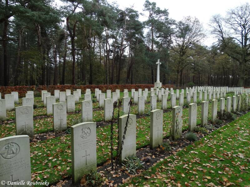 10ValkenswaardWarCemeteryzo15nov15.jpg