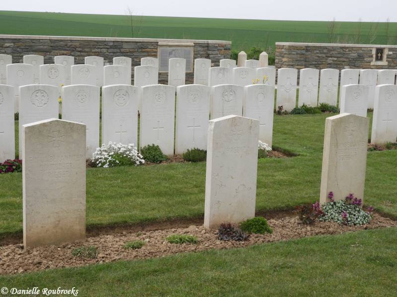 11Heninel-CroisillesRoadCemeterydi16apr19.jpg