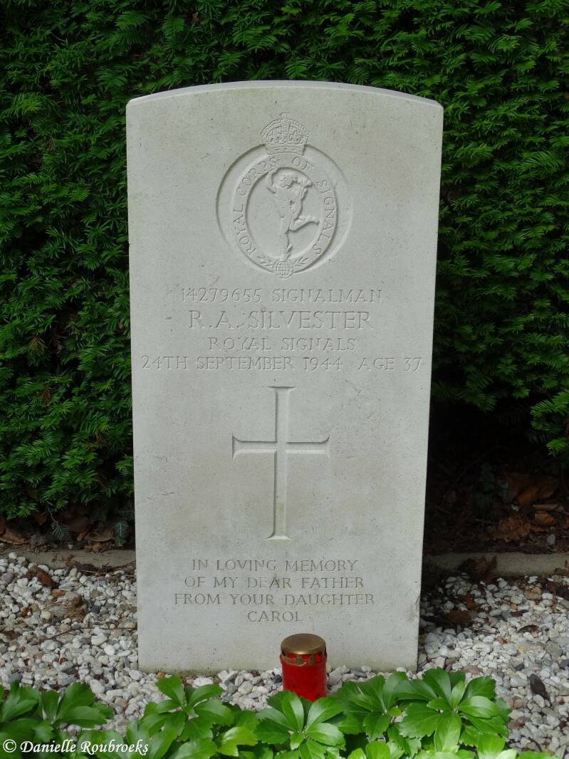 11StOedenrodeRCChurchyardzo19jun16.jpg