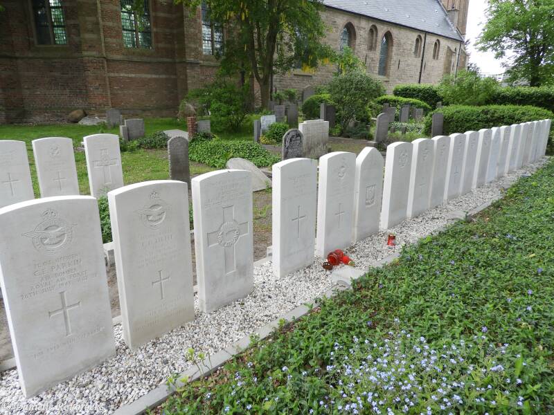 12CastricumProtestantChurchyardvr18mei18.jpg