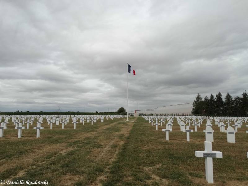 12MontdidierFrenchCemeterydo18jul19.jpg