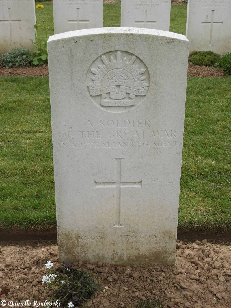 13Heninel-CroisillesRoadCemeterydi16apr19.jpg