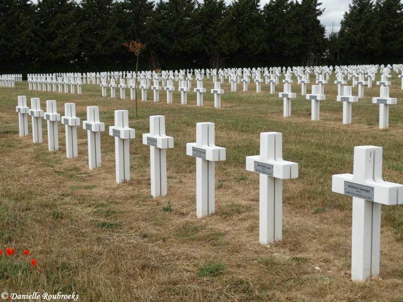 13MontdidierFrenchCemeterydo18jul19.jpg