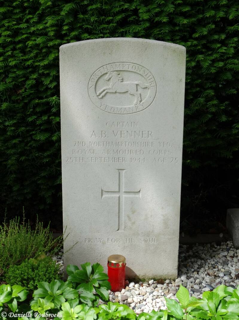 13StOedenrodeRCChurchyardzo19jun16.jpg