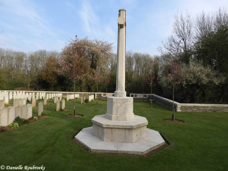 14CroisillesRailwayCemeterydi16apr19.jpg