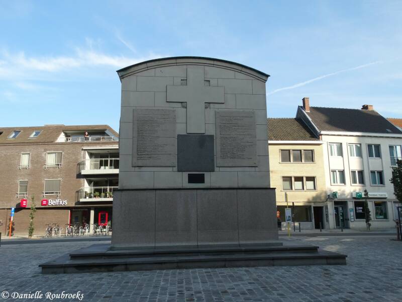 14DrongenMonumentzo13sep20.jpg