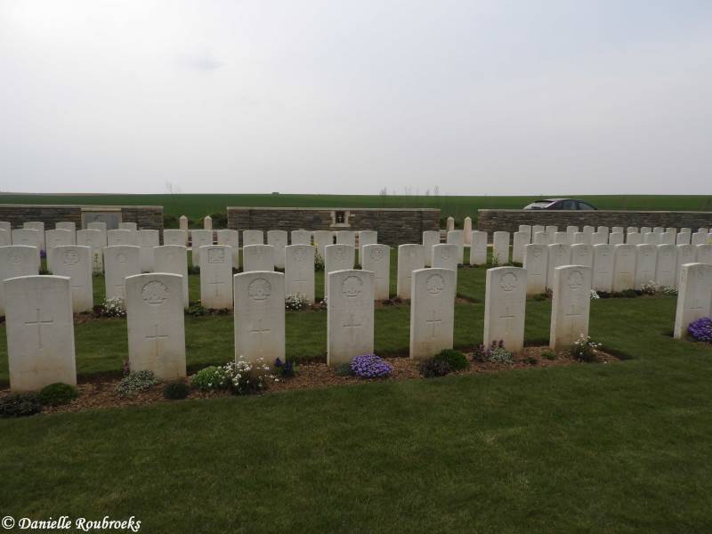 16Heninel-CroisillesRoadCemeterydi16apr19.jpg