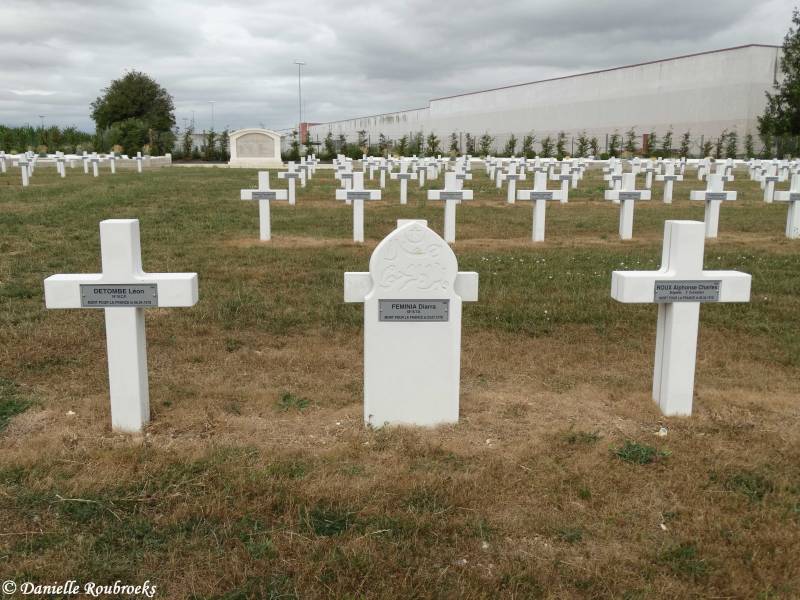 16MontdidierFrenchCemeterydo18jul19.jpg