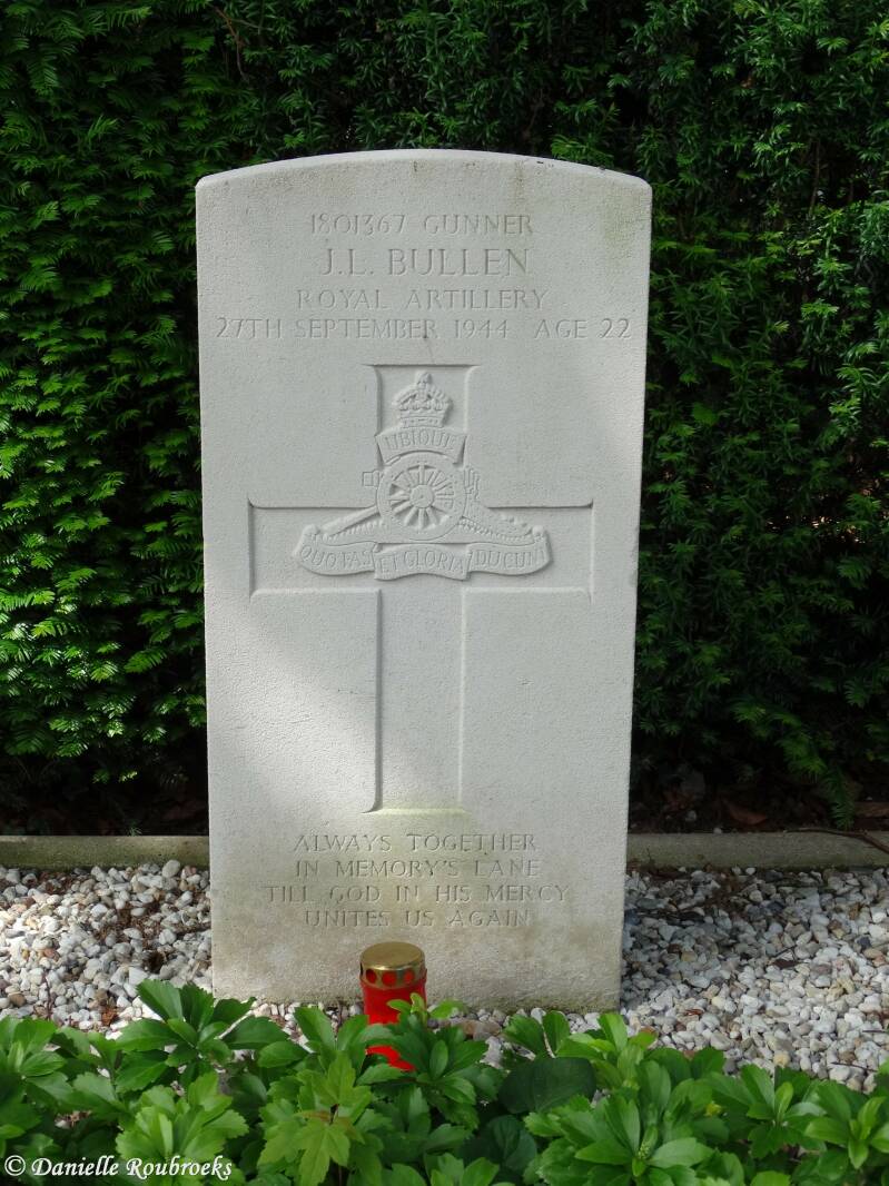 16StOedenrodeRCChurchyardzo19jun16.jpg