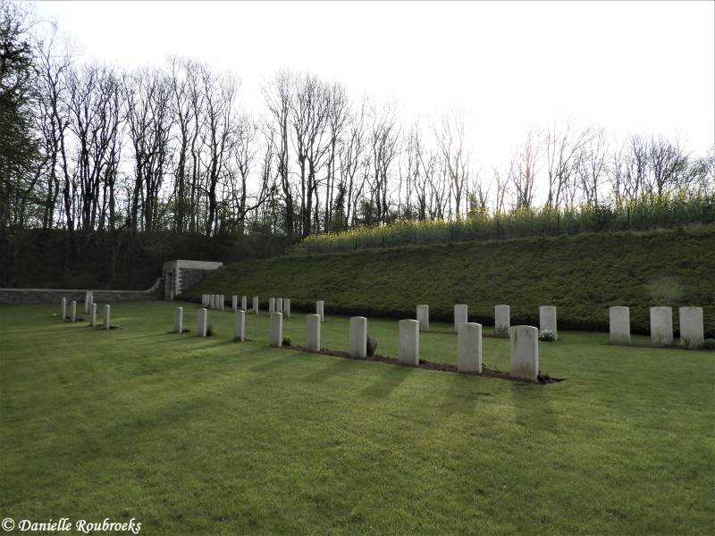 17CroisillesRailwayCemeterydi16apr19.jpg