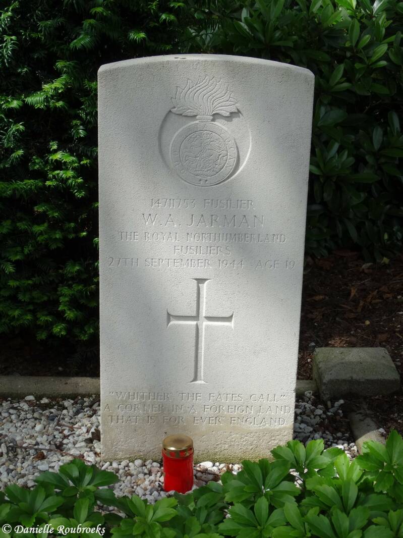 17StOedenrodeRCChurchyardzo19jun16.jpg