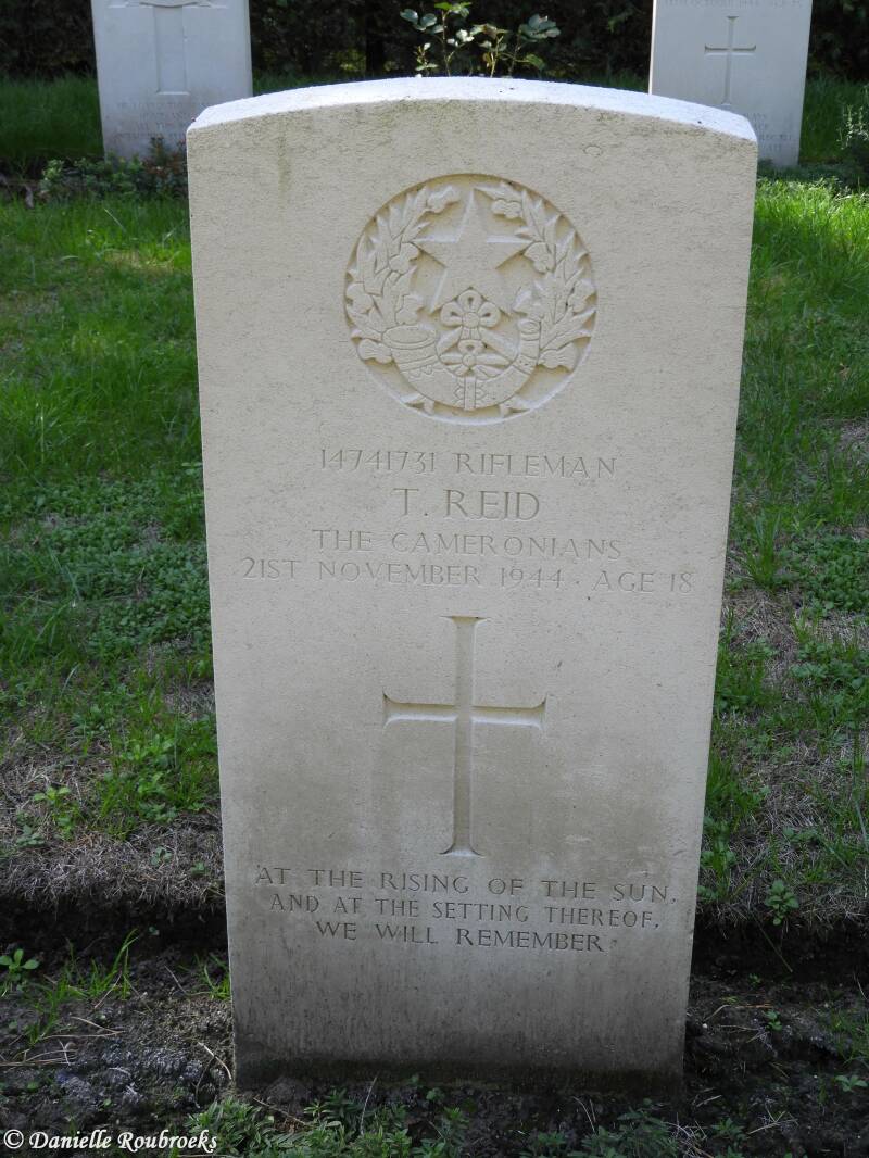 18MaarhezeSterkselMonasteryCemeteryma17sep18.jpg