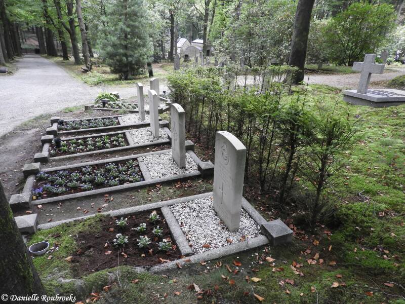 18Rozendaalprivatecemeterydi24sep19.jpg