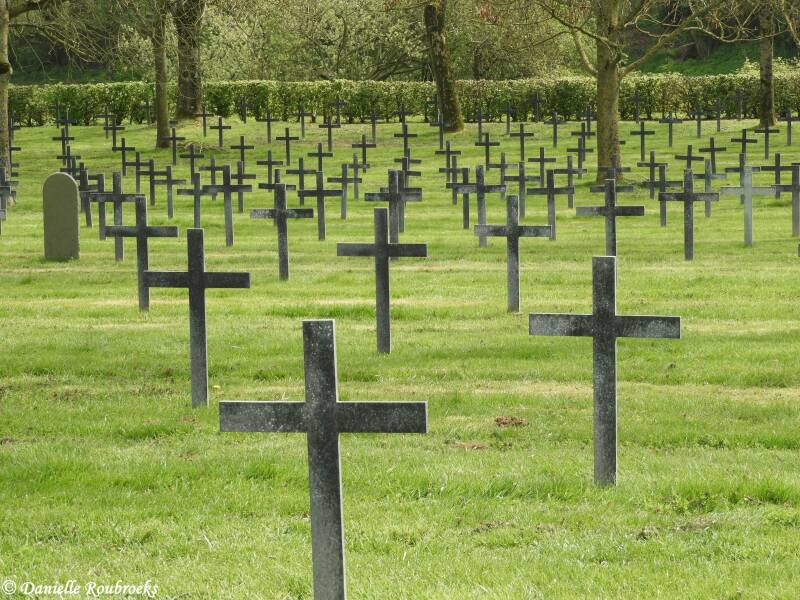 18VillersauFlosGermanCemeterydi16apr19.jpg