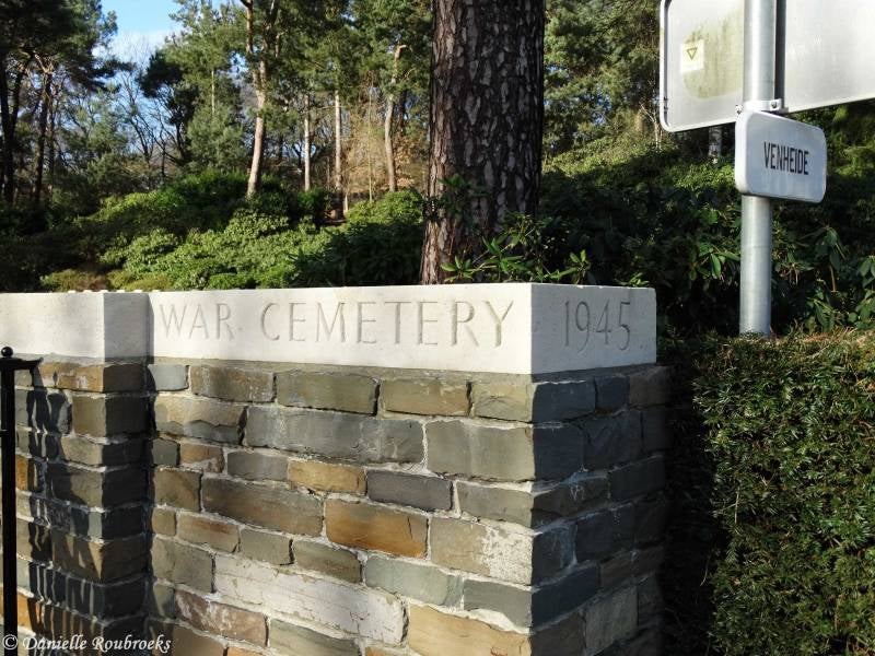 19KasterleeWarCemetery.jpg