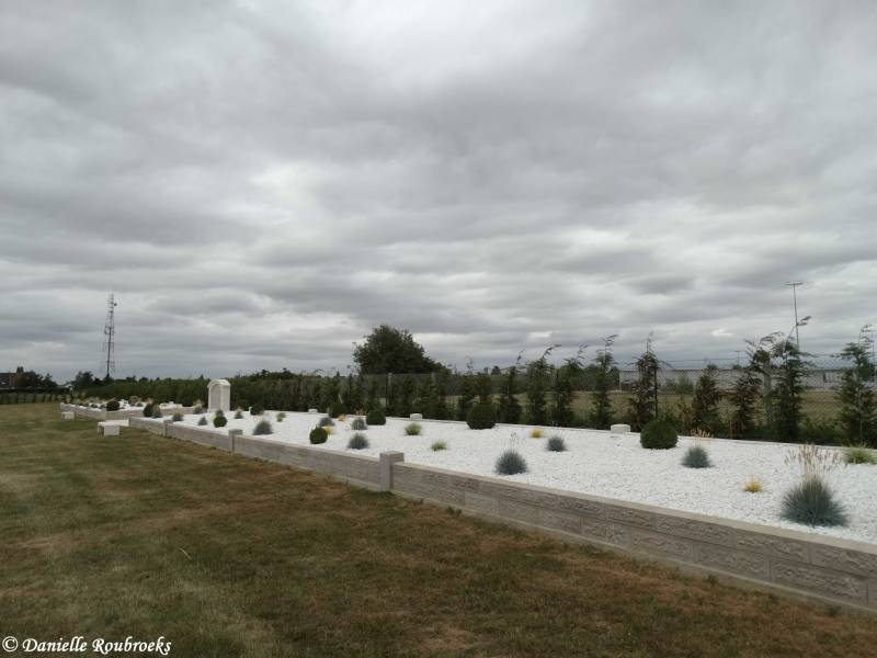 20MontdidierFrenchCemeterydo18jul19.jpg