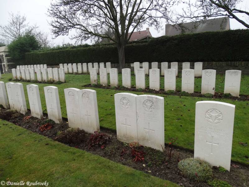 21HouplinesComCemExt.jpg