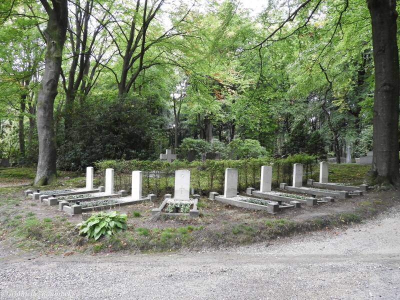 21Rozendaalprivatecemeterydi24sep19.jpg