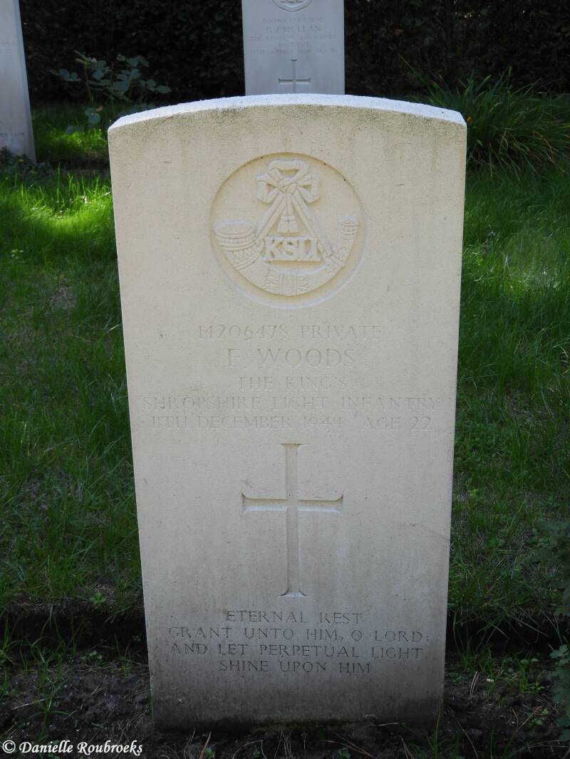22MaarhezeSterkselMonasteryCemeteryma17sep18.jpg