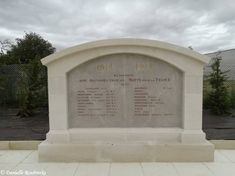 22MontdidierFrenchCemeterydo18jul19.jpg