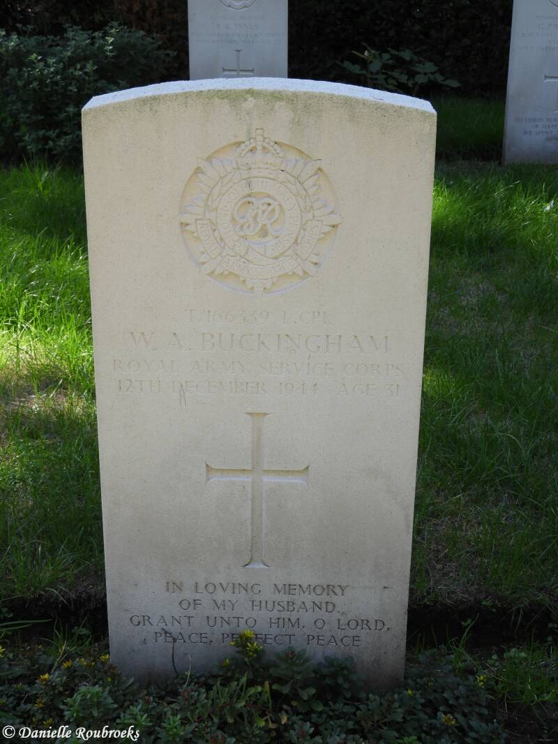 23MaarhezeSterkselMonasteryCemeteryma17sep18.jpg