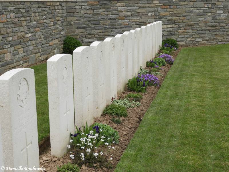 24Heninel-CroisillesRoadCemeterydi16apr19.jpg