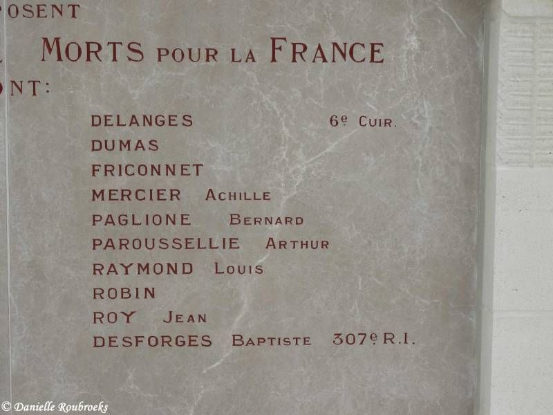 24MontdidierFrenchCemeterydo18jul19.jpg