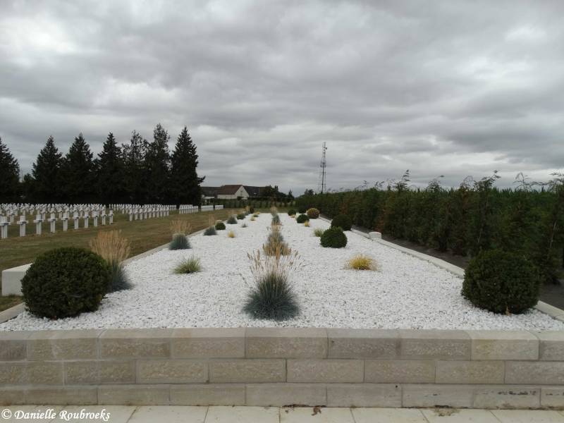 26MontdidierFrenchCemeterydo18jul19.jpg