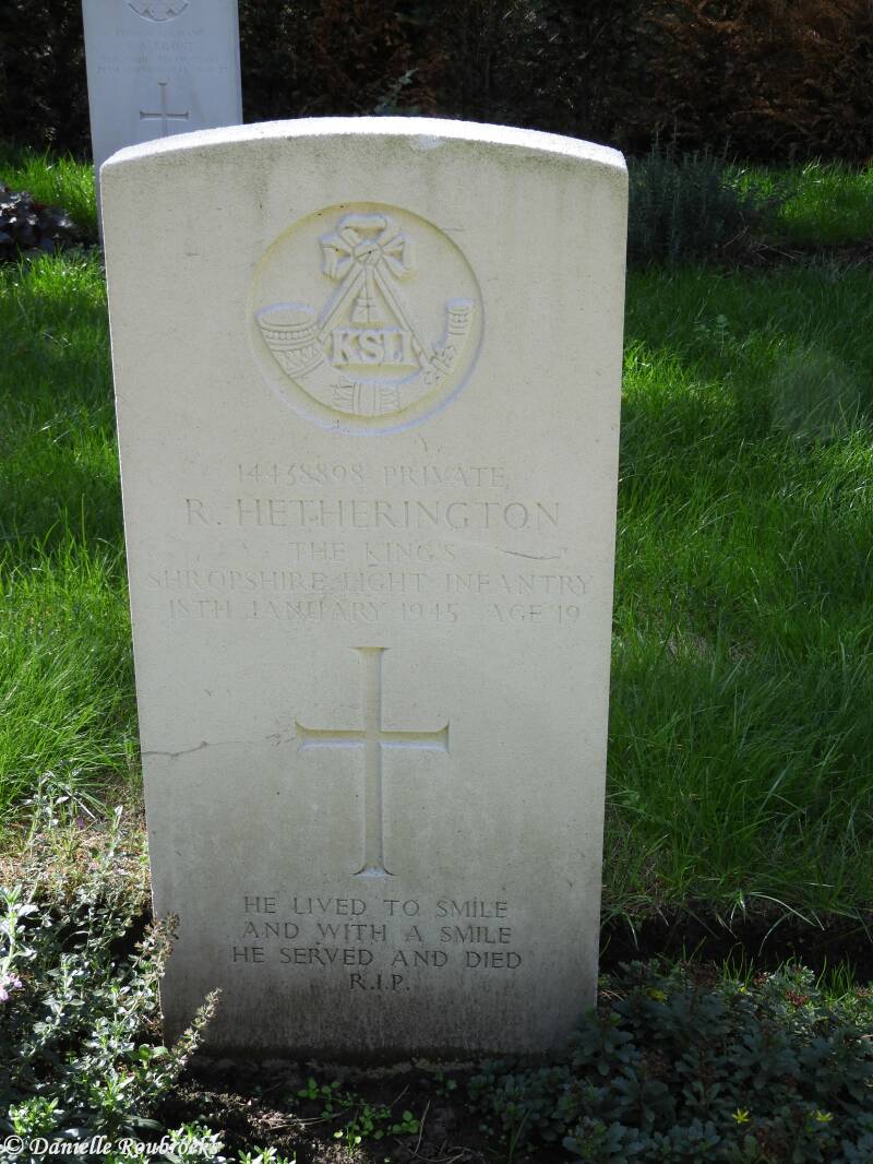 27MaarhezeSterkselMonasteryCemeteryma17sep18.jpg