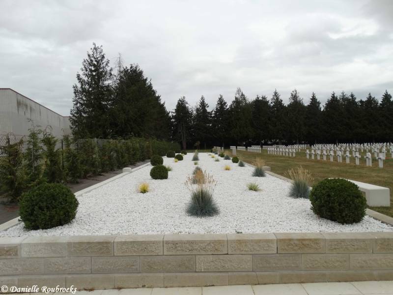 27MontdidierFrenchCemeterydo18jul19.jpg