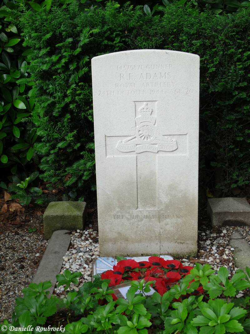 27StOedenrodeRCChurchyardzo19jun16.jpg