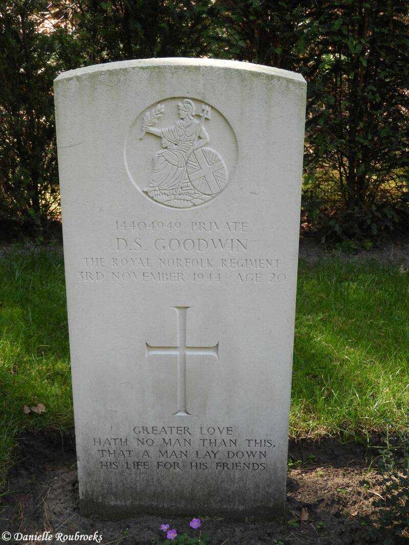 29MaarhezeSterkselMonasteryCemeteryma17sep18.jpg