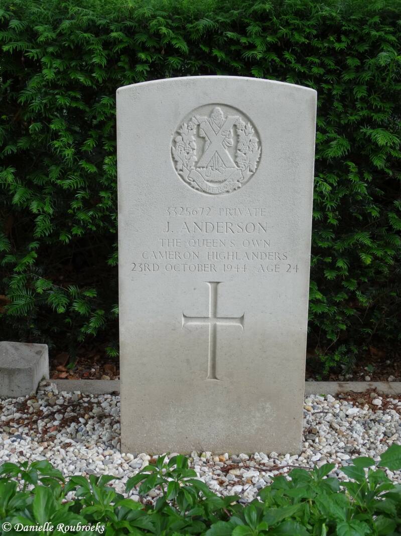 32StOedenrodeRCChurchyardzo19jun16.jpg