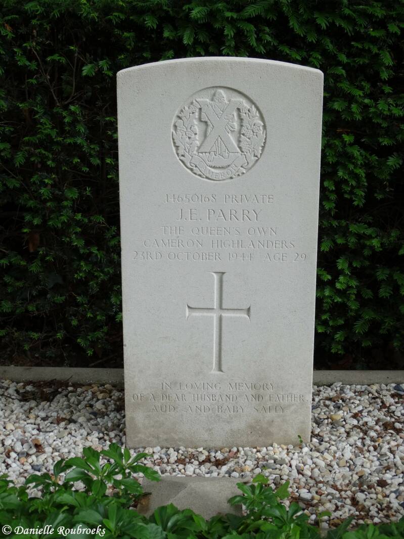 33StOedenrodeRCChurchyardzo19jun16.jpg