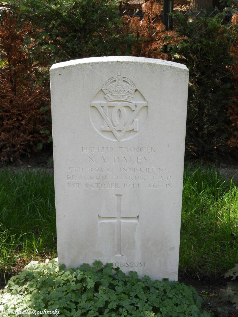 35MaarhezeSterkselMonasteryCemeteryma17sep18.jpg
