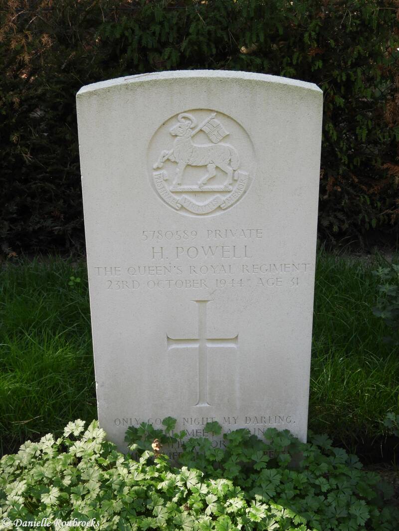 39MaarhezeSterkselMonasteryCemeteryma17sep18.jpg