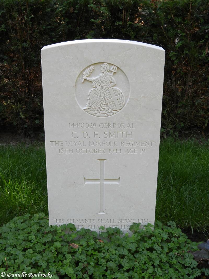 43MaarhezeSterkselMonasteryCemeteryma17sep18.jpg