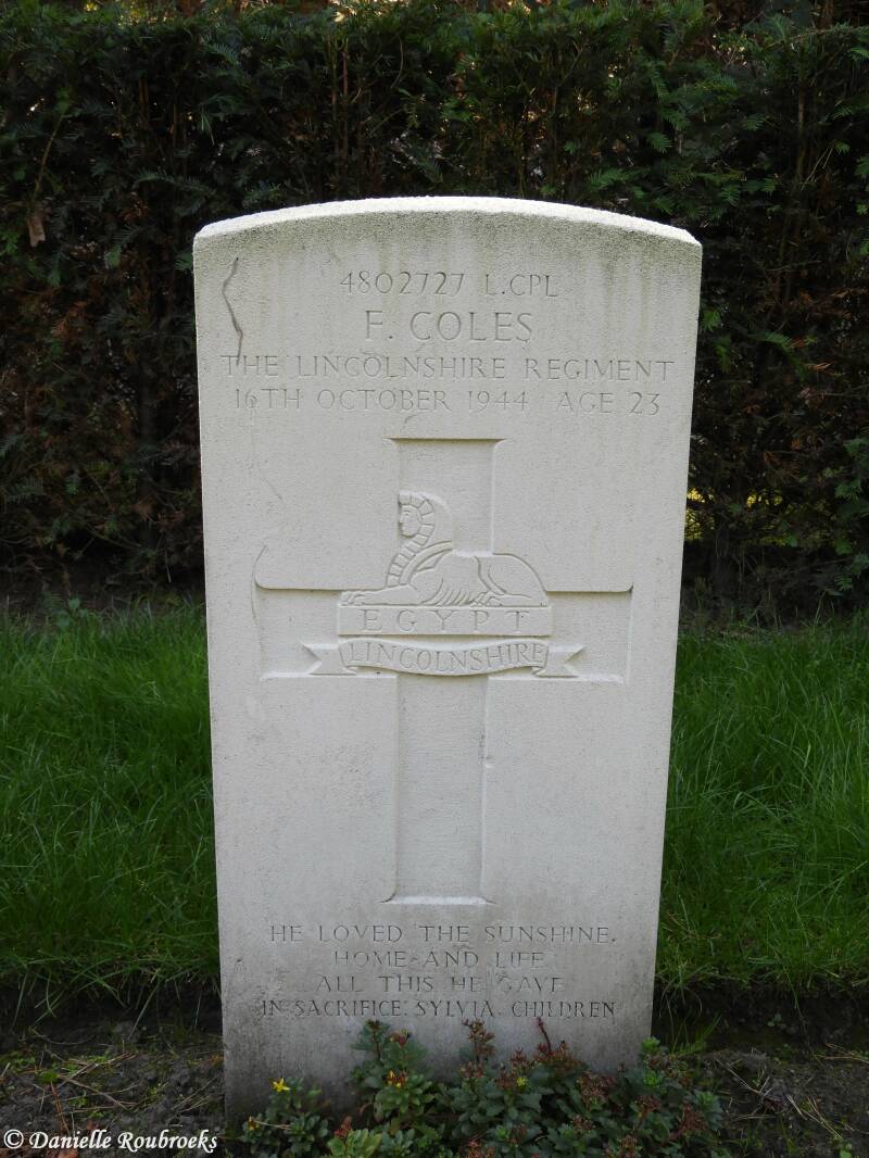 44MaarhezeSterkselMonasteryCemeteryma17sep18.jpg