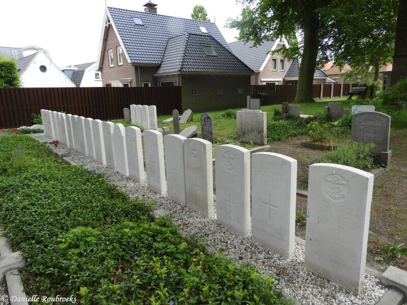 45CastricumProtestantChurchyardvr18mei18.jpg
