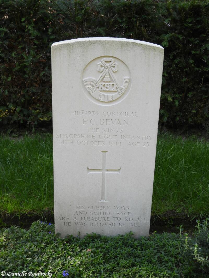 45MaarhezeSterkselMonasteryCemeteryma17sep18.jpg
