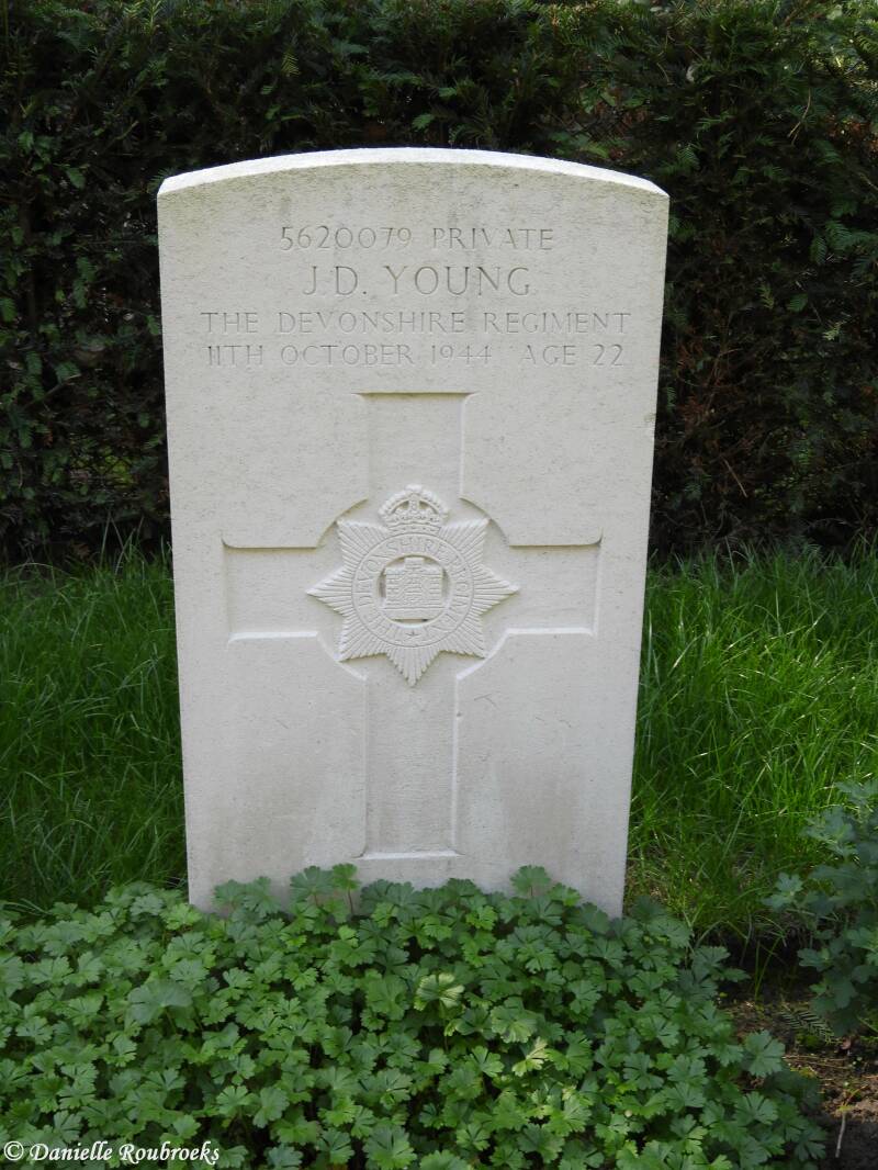 47MaarhezeSterkselMonasteryCemeteryma17sep18.jpg