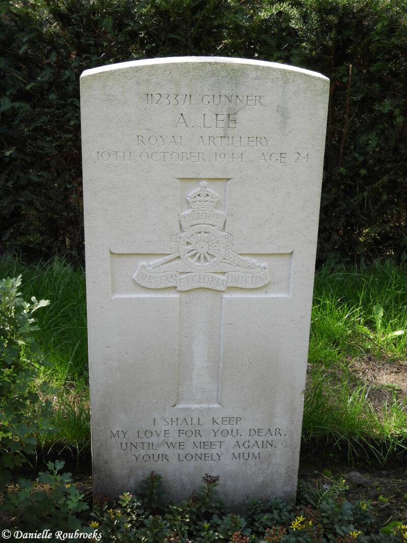 48MaarhezeSterkselMonasteryCemeteryma17sep18.jpg