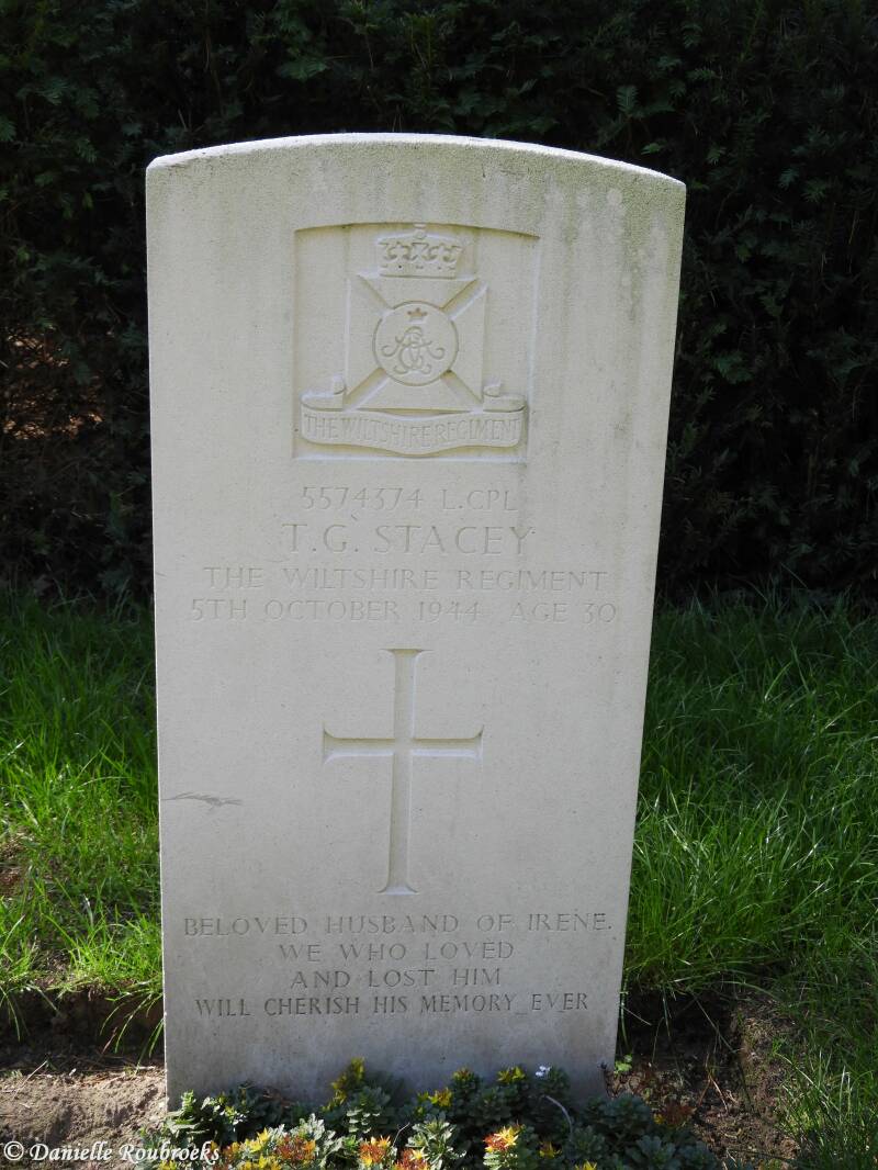 52MaarhezeSterkselMonasteryCemeteryma17sep18.jpg