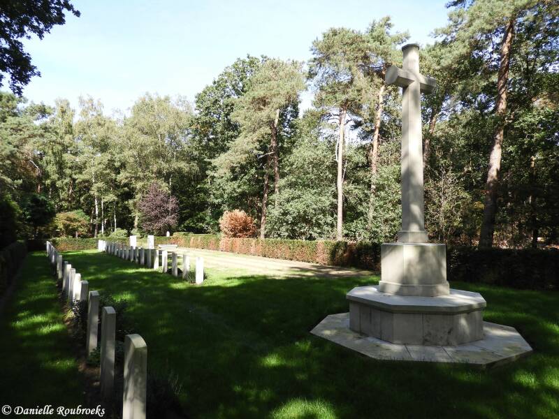 60MaarhezeSterkselMonasteryCemeteryma17sep18.jpg
