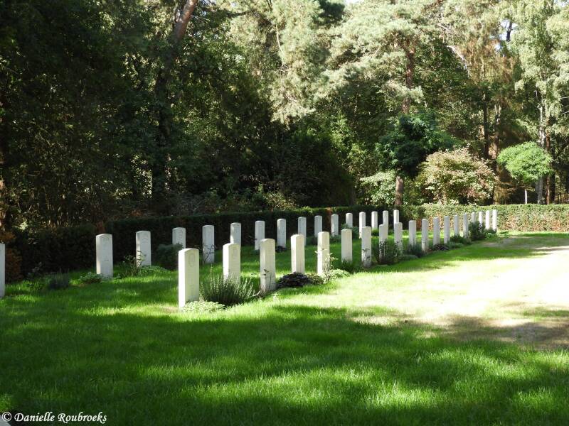 62MaarhezeSterkselMonasteryCemeteryma17sep18.jpg