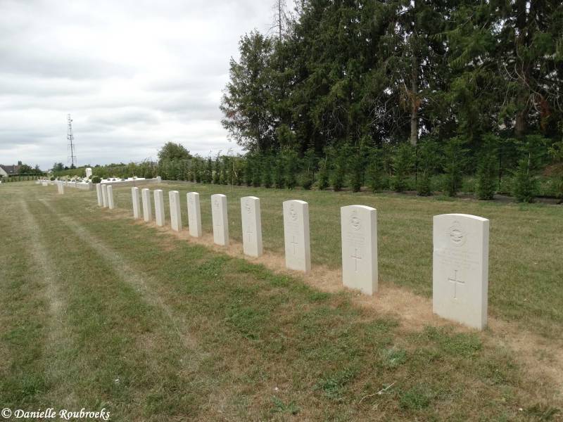 63MontdidierFrenchCemeterydo18jul19.jpg