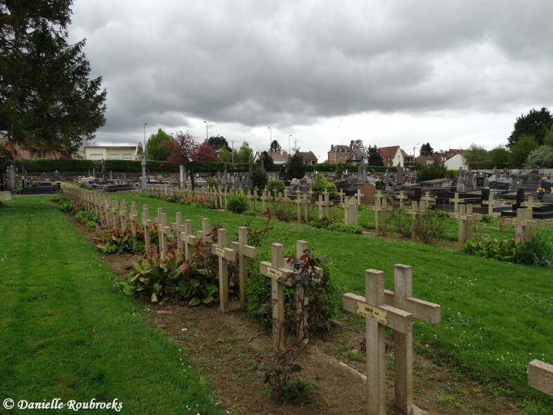 76-porte-de-paris-cemetery-di16apr24-standard-eh26lw.jpg