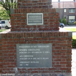 08YersekeMonumentdo11jun15.jpg